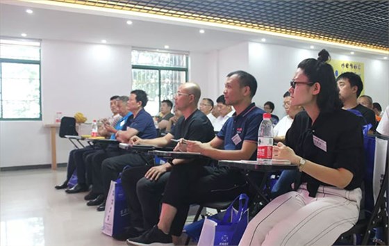 大家认真在听行业大咖及酒店经理人分享|邦亿客