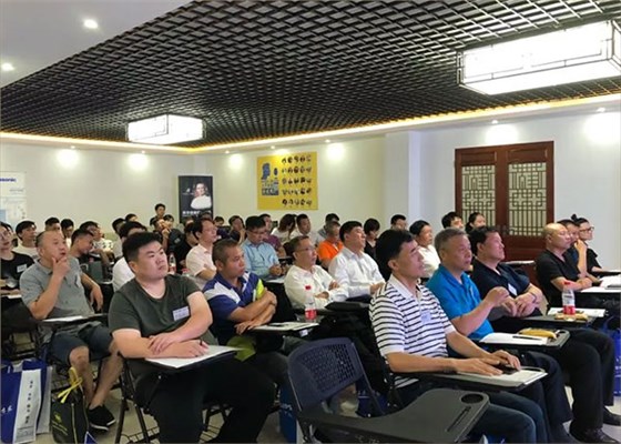 大家认真在听行业大咖及酒店经理人分享|邦亿客
