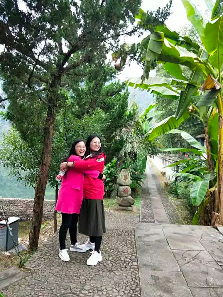 两姐妹琴湖畔合影