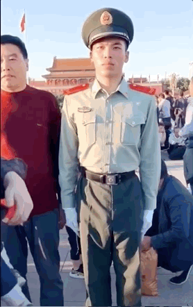 父亲探望当兵的儿子